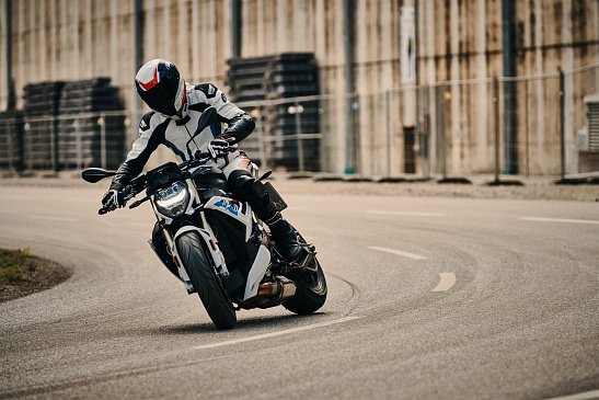 Представили новый мотоцикл BMW S 1000 R