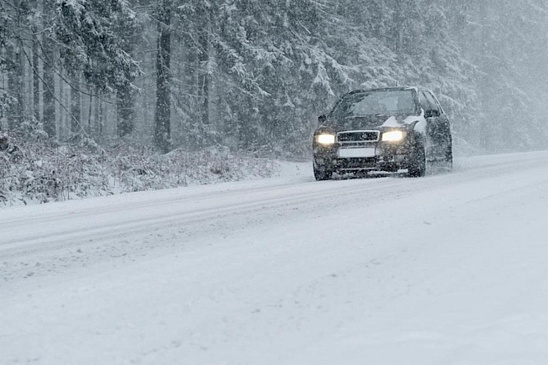 Автосайт «За рулем» напомнил водителям РФ, чем не стоит пренебрегать зимой