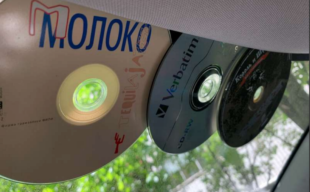 Идеальная защита от штрафов или просто миф: зачем в авто вешают CD-диски Идеальная защита от штрафов или просто миф: зачем в авто вешают CD-диски