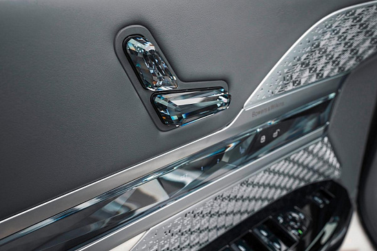 У нового седана BMW 7 Series громкая стереосистема с бриллиантами в динамиках