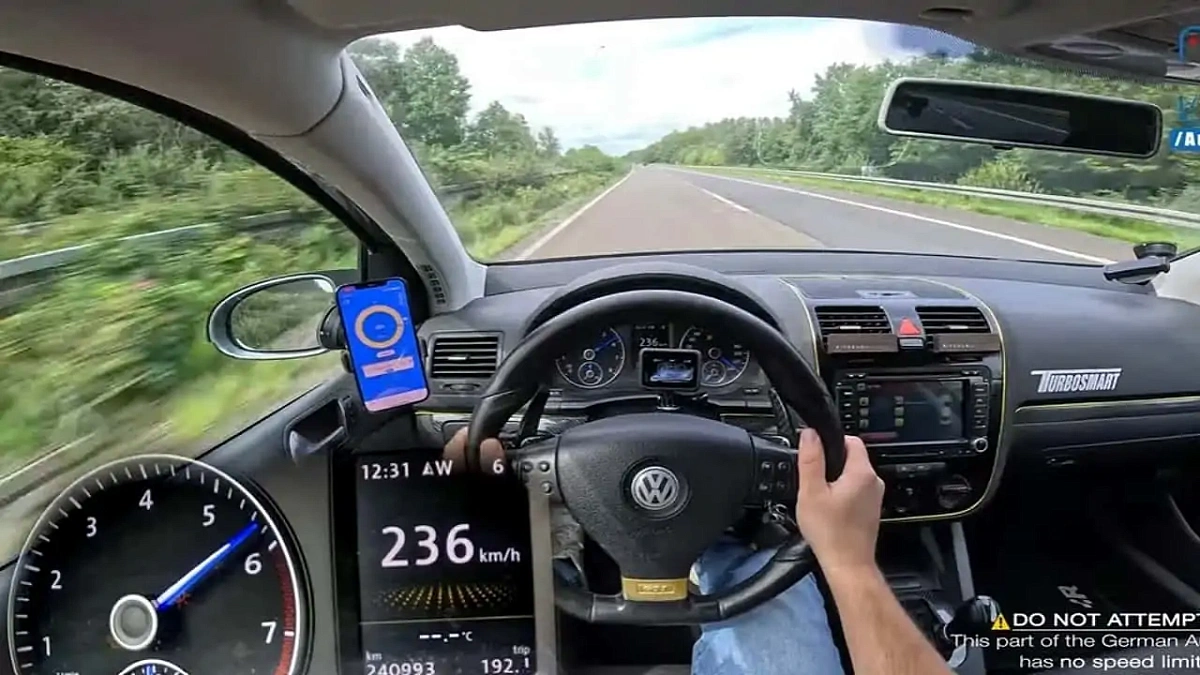Посмотрите, как VW Golf с 420-сильным двигателем практически летает по автобану