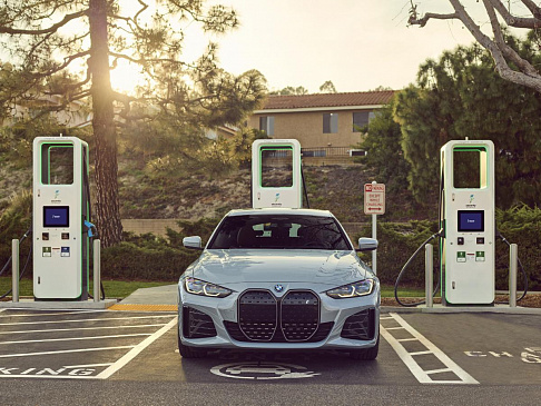 В США владельцам электрокаров BMW подарили два года бесплатной зарядки