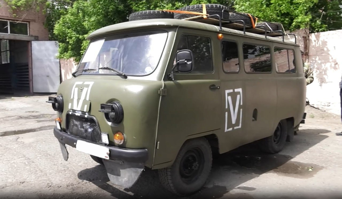 Из старого УАЗа в военный бронеавтомобиль: омские умельцы превратили отечественную «буханку» в боевую машину Из старого УАЗа в военный бронеавтомобиль: омские умельцы превратили отечественную «буханку» в боевую машину