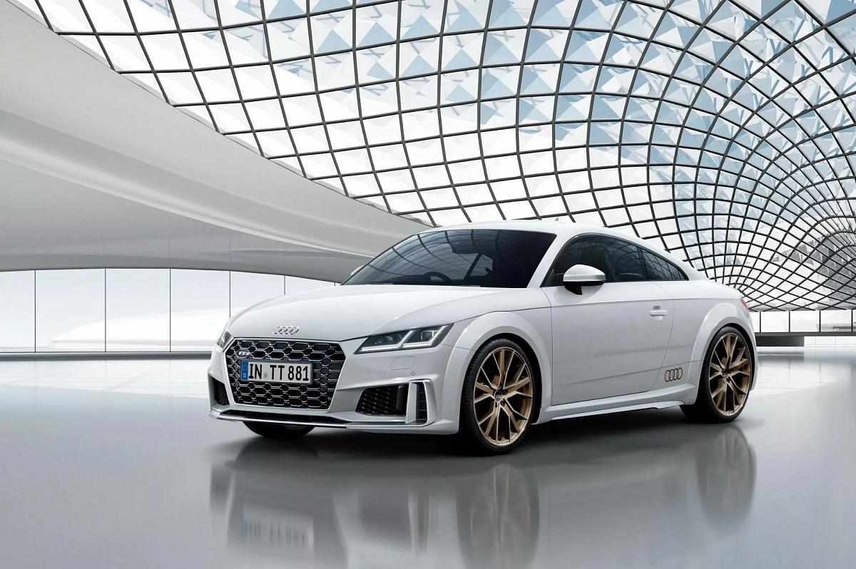 Компания Audi представила ограниченную модификацию купе Audi TTS для рынка Японии
