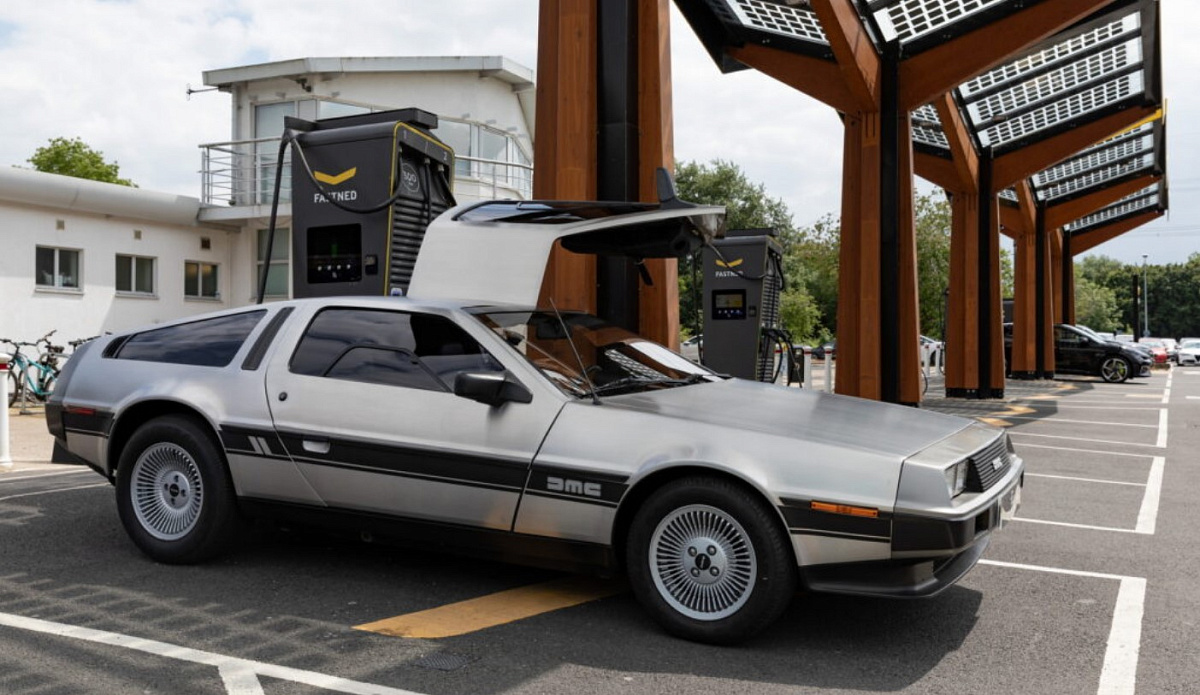 Легендарный DeLorean из "Назад в будущее" превратили в мощный электрокар