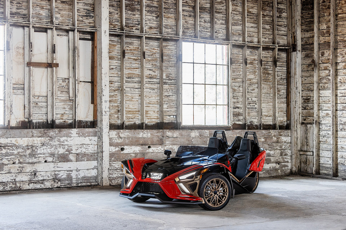 Компания Polaris презентовала спецсерию Slingshot Signature LE 2022 года