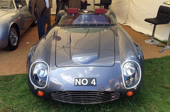 В Великобритании появился новый ретро-спорткар, у которого отсутствует  лобовое стекло