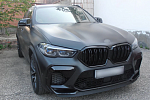 В автосалоне BMW пассажир взломал X6 за 12 млн рублей и, угнав ее, устроил погоню с ДПС