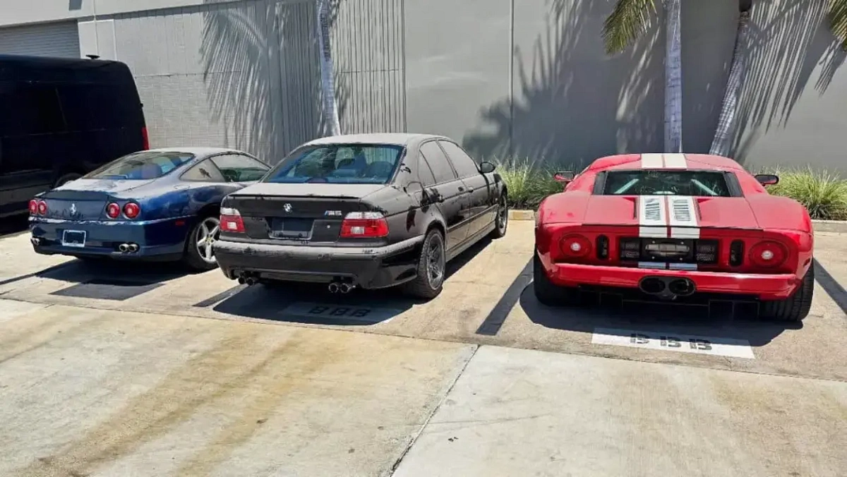 В гараже нашлись Ferrari 550, BMW M5 и Ford GT практически без пробега 