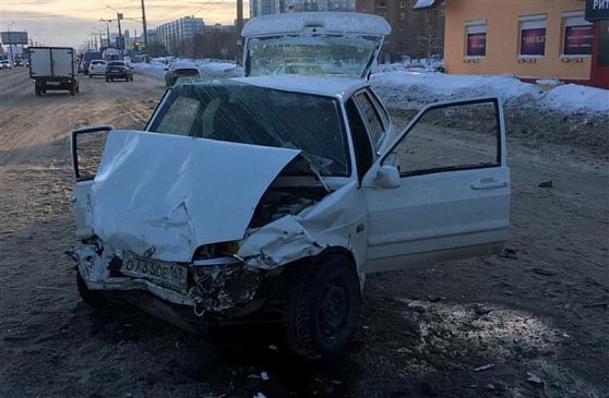 Три человека пострадали при столкновении двух легковушек в Тольятти