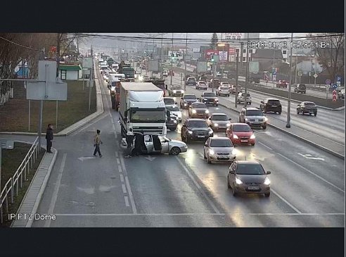 В Самаре легковушка попала под колеса грузовика