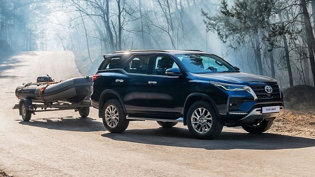 В РФ начались продажи обновленного Toyota Fortuner с дизелем