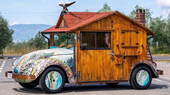 На аукцион выставили бревенчатый домик-автомобиль Volkswagen Beetle Camper
