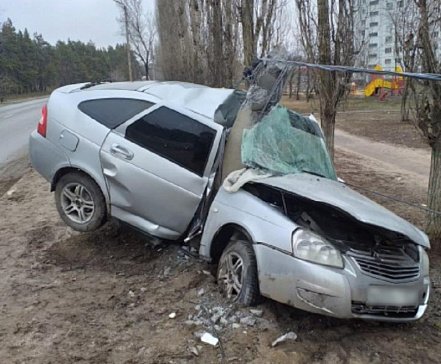 В Воронеже машина согнулась пополам после столкновения со столбом