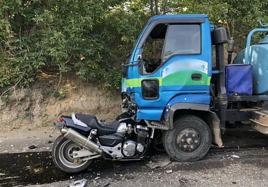 В Иркутске мотоцикл влетел под грузовик