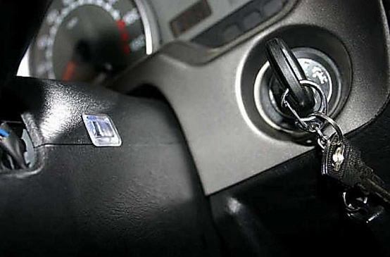 Автоэксперт Баканов перечислил гражданам РФ четыре способа открыть автомашину с ключем внутри