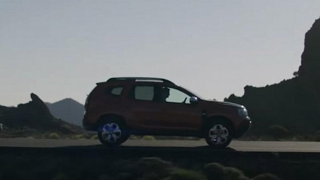 Обновлённый кроссовер Dacia Duster частично рассекретили на видео