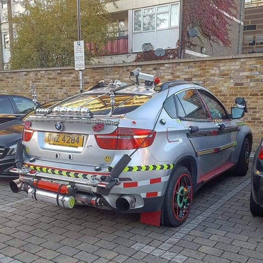Владелец этого BMW X6 решил очень странно украсить свое авто 