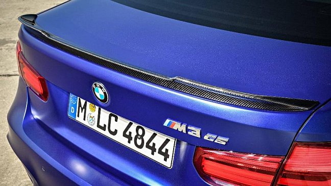 BMW официально представил M3 CS