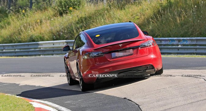 Электрокар Tesla Model S Plaid тестируют на Нюрбургринге с двумя разными типами руля 