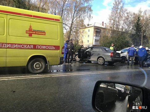 В Екатеринбурге резко остановившееся авто спровоцировало ДТП