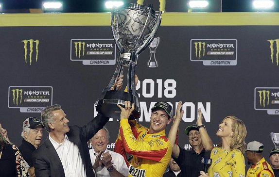 Логано впервые выиграл чемпионство в NASCAR