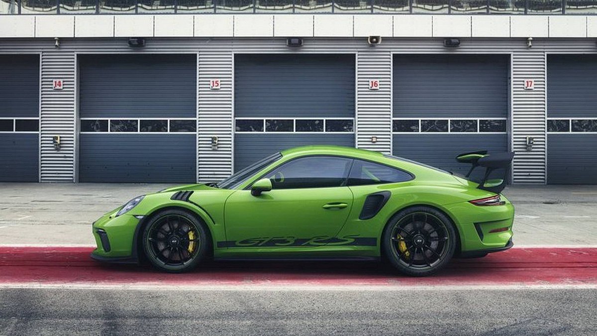 В сети появились живые фотографии мощнейшего Porsche GT3 RS