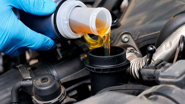 Эксперт Михаил Колодочкин напомнил водителям, как часто менять масло, если машина простаивает