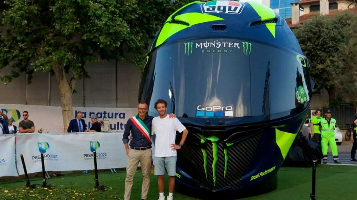 Самый большой в мире 6-ти метровый гоночный шлем сделали в честь Валентино Росси