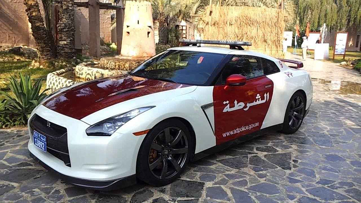 Полицейские Абу-Даби получили мощнейшие суперкары Nissan GT-R