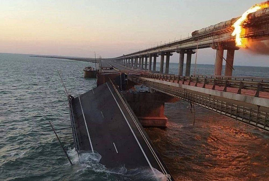 Грузовик и железнодорожный поезд взорвались и обрушили Крымский мост