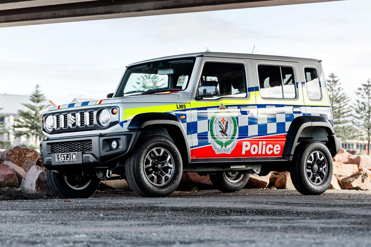 Небольшой внедорожник Suzuki Jimny стал грозной полицейской машиной Небольшой внедорожник Suzuki Jimny стал грозной полицейской машиной