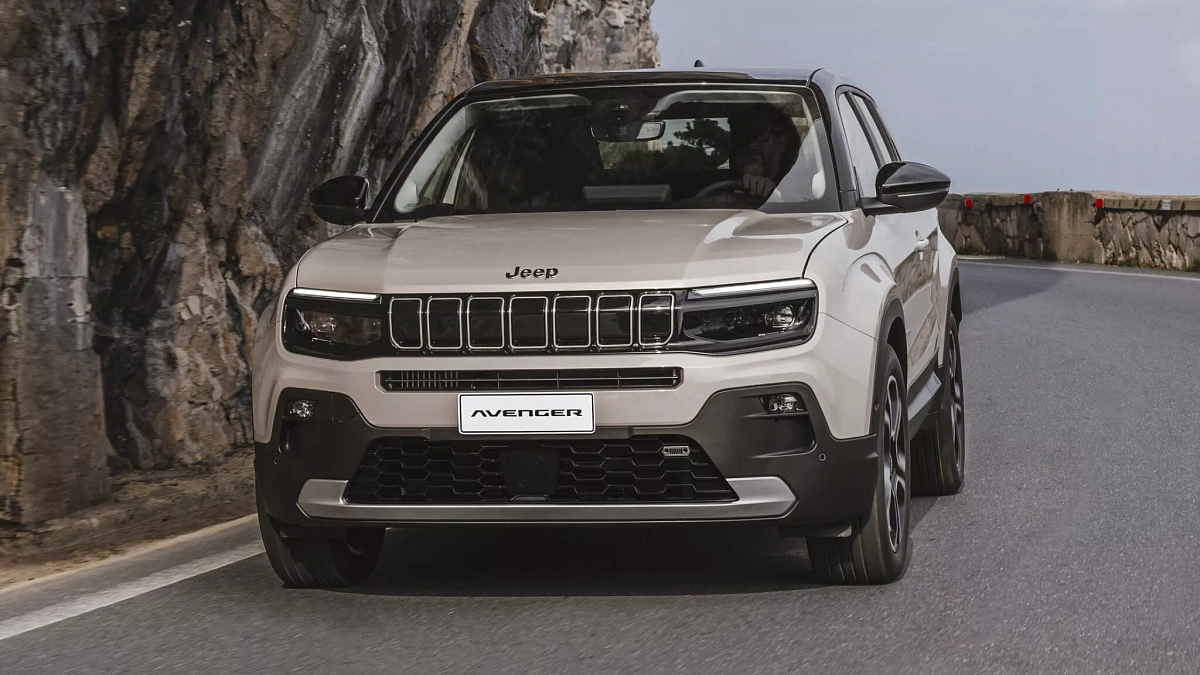 Компания Jeep представила внедорожник Avenger в версии мягкой гибридной трансмиссии