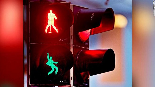 В Германии установили «веселый» светофор в честь Элвиса Пресли