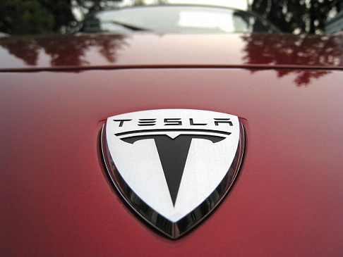 Фирма Koenigsegg начала выпуск карбоновых деталей для тюнинга электрокаров Tesla