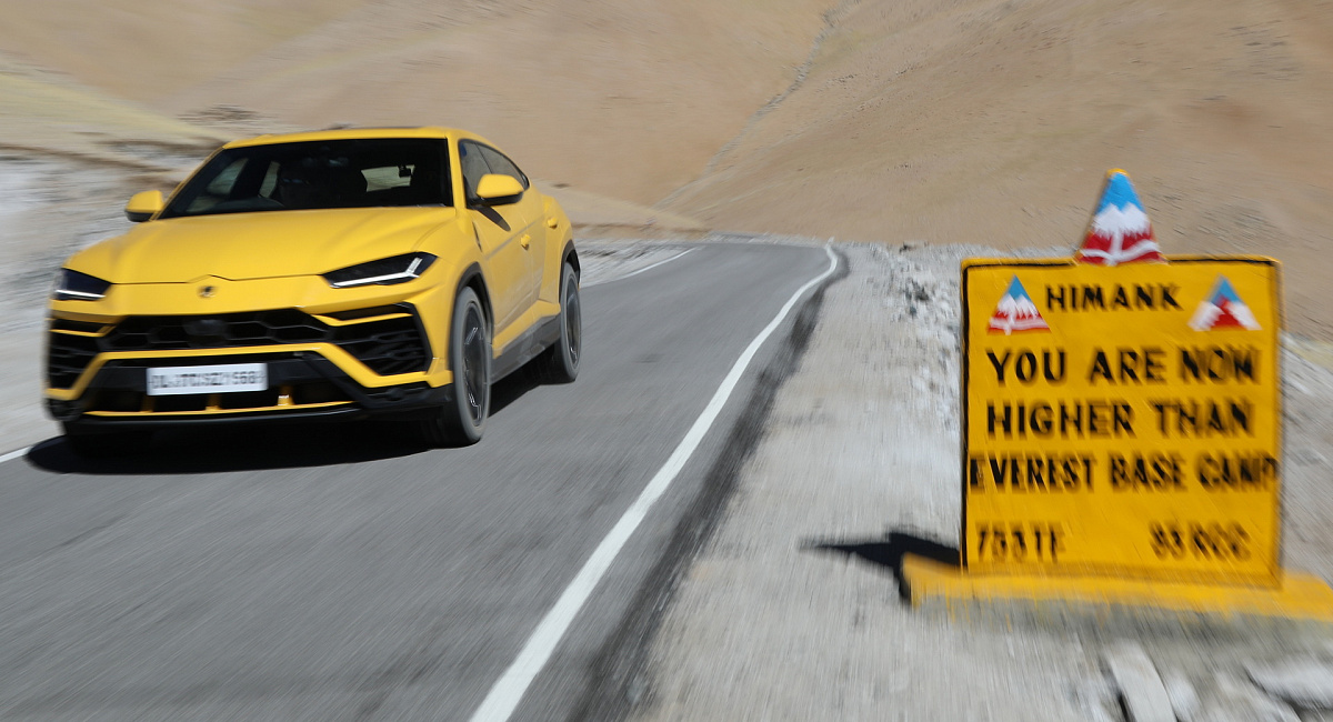 Кроссовер Lamborghini Urus покорил самую высокую дорогу в мире