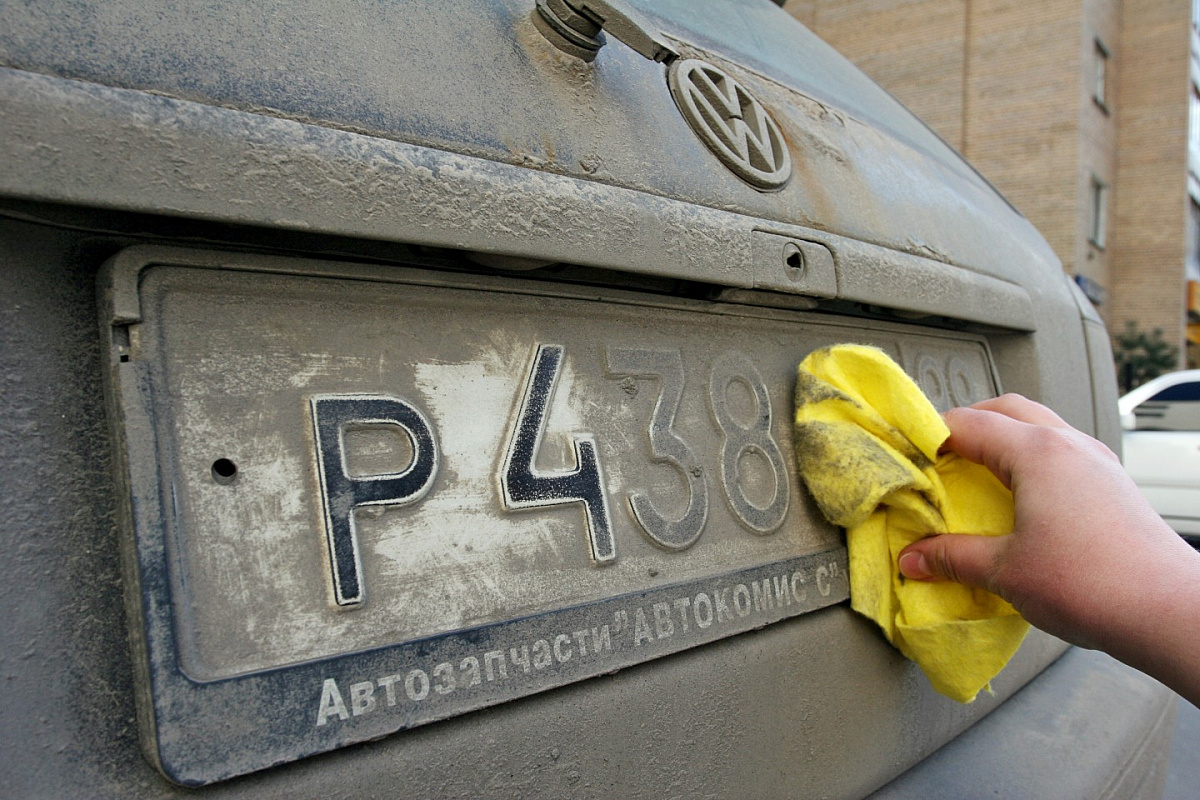 Российским автолюбителям сообщили о штрафах за грязь или снег на автомобильных номерах