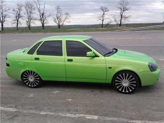 В России золотую Lada Priora продали за $24 000!