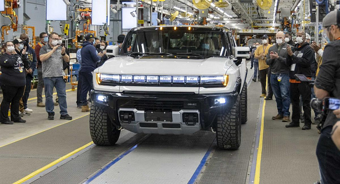 Марка GM выпустила первые электропикапы Hummer EV, предназначенные клиентам