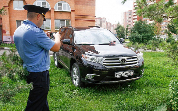 Парковка авто на газоне открывает ТОП самых популярных штрафов в майские праздники