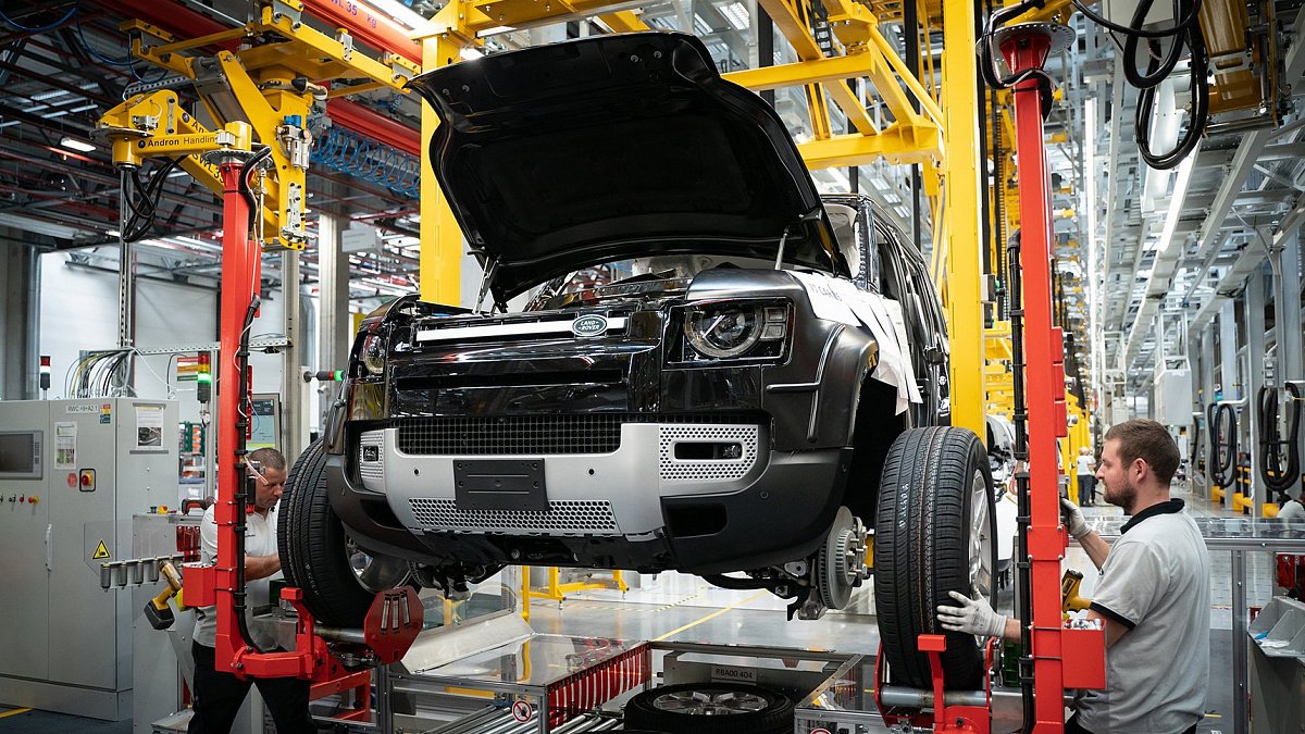 Jaguar Land Rover остановит свои заводы в Великобритании из-за коронавируса
