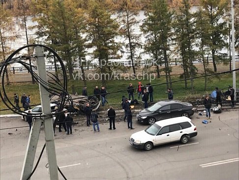 В Красноярске перевернулся BMW после столкновения с машинами и столбом 