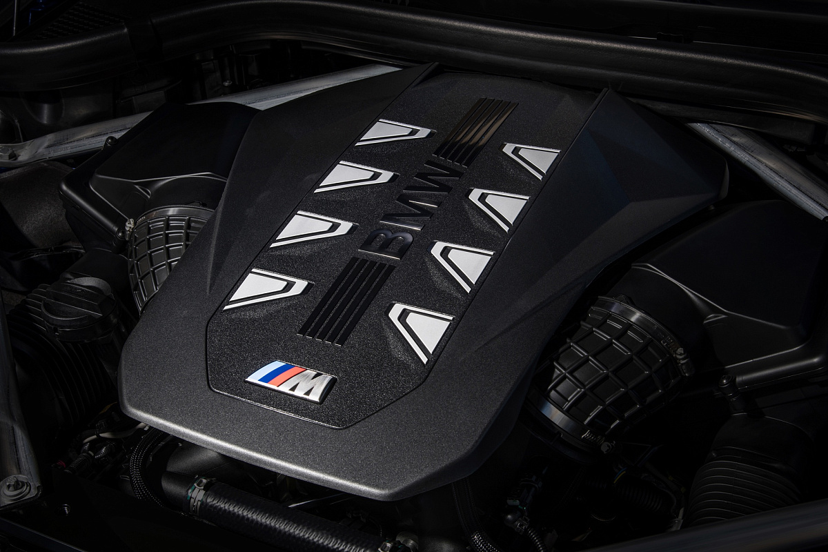 В BMW заявили, что, продолжая выпускать электромобили вместе с автомашинами на ДВС, они смогут добиться больших успехов