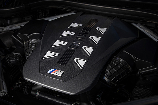 В BMW заявили, что, продолжая выпускать электромобили вместе с автомашинами на ДВС, они смогут добиться больших успехов