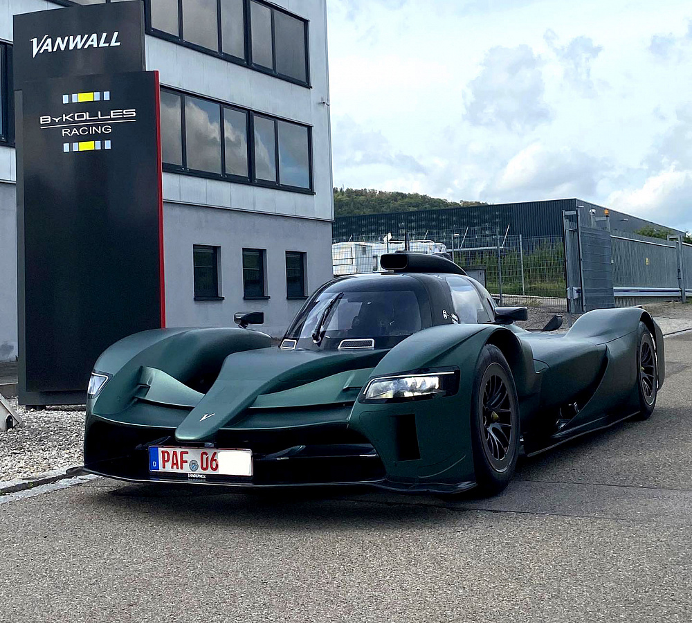 Марка Vanwall демонстрирует свой гиперкар Vandervell 1000 с номерным знаком