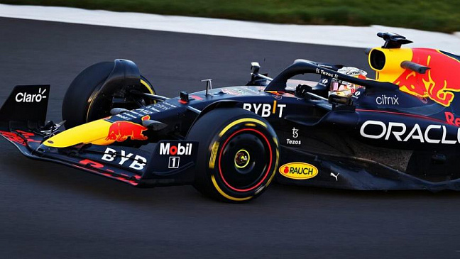 Новая машина RB18 команды Red Bull Формулы-1 впервые появилась на публике