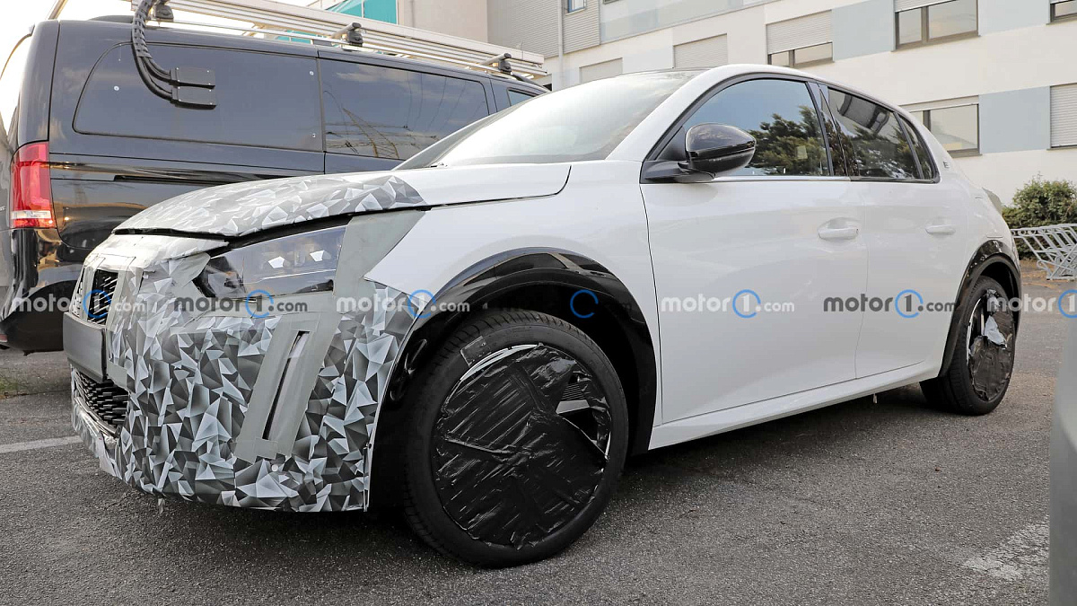 В Сети впервые показали обновленный Peugeot 208 с камуфлированными колесами
