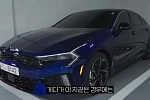 Седан Kia K5 GT-Line 2025 модельного года замечен на парковке без камуфляжа