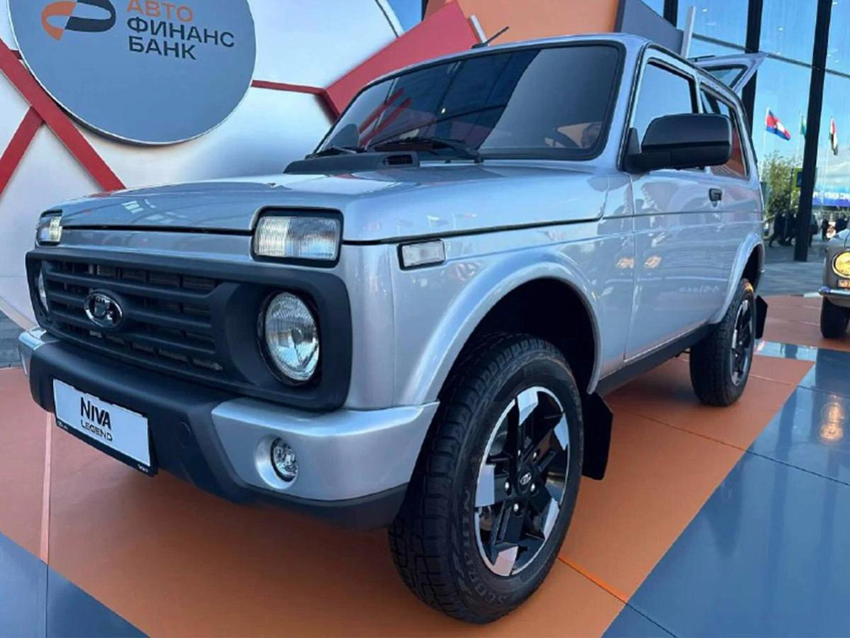 «АвтоВАЗ» показал на ПМЭФ-2026 модернизированный внедорожник Lada Niva Legend