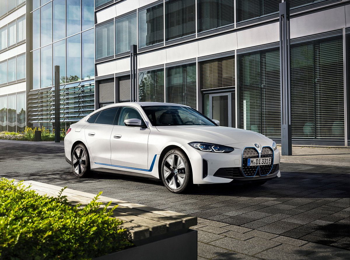 BMW демонстрирует интерьер и характеристики нового электрического седана i4